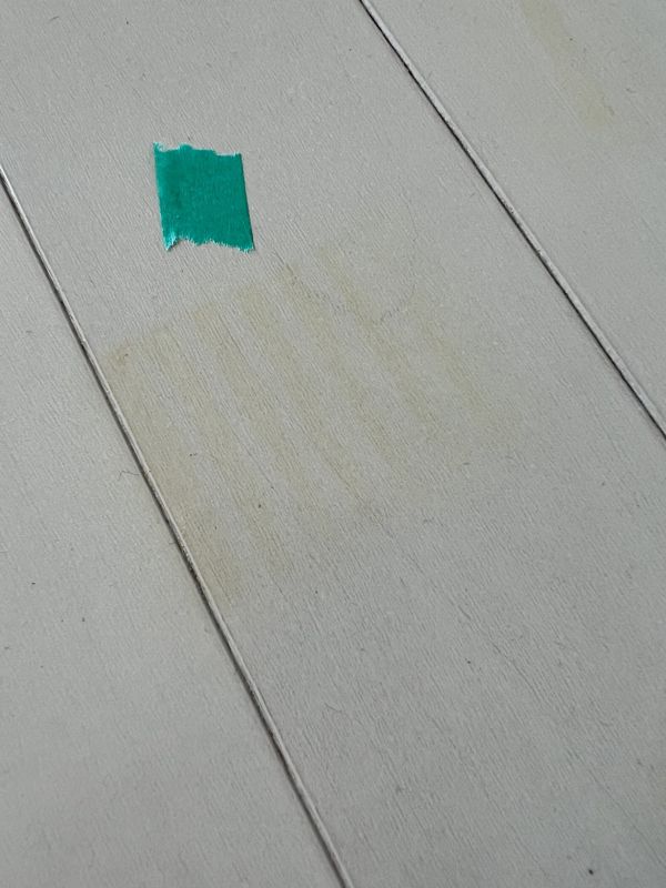家具を置いていた跡のうっすらとした色の変化