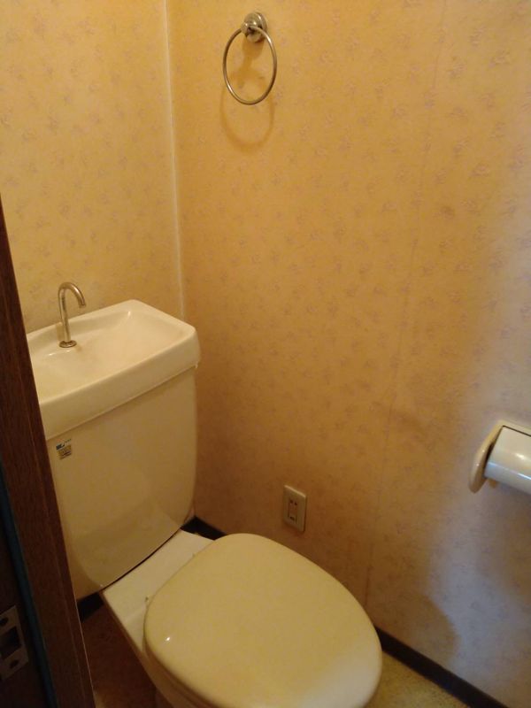 退去時のトイレの壁紙